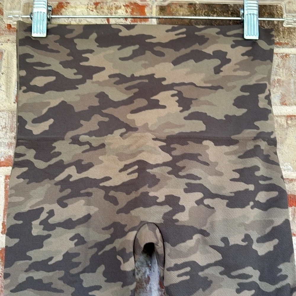 Spanx Look At Me Now Camouflage  Stretchy Crop Leggings